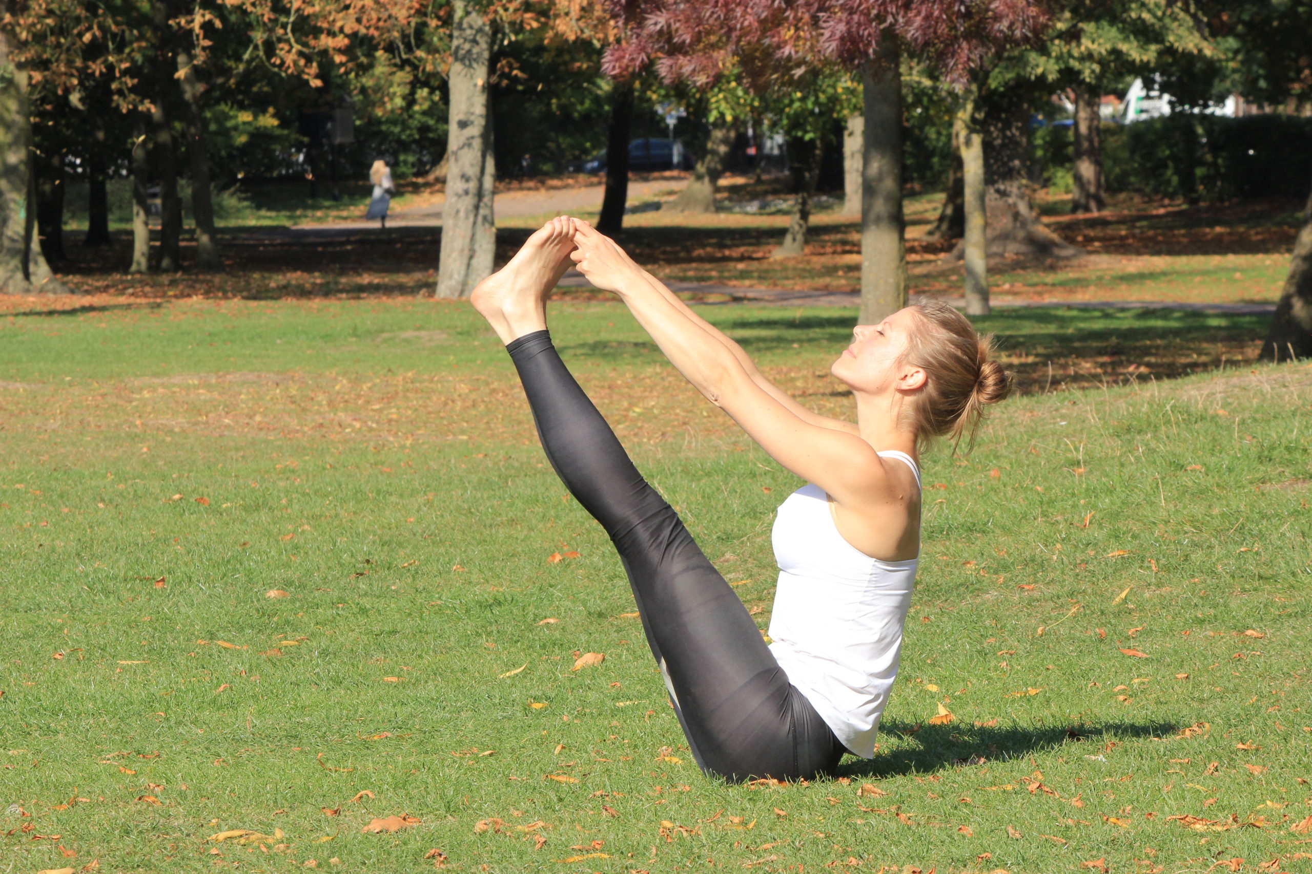 yoag-coralie-navasana